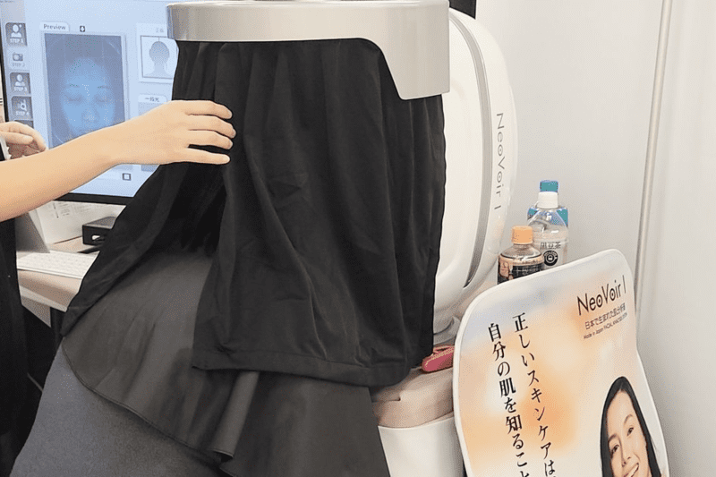 ネオヴォワールの光沢光で撮影した肌画像